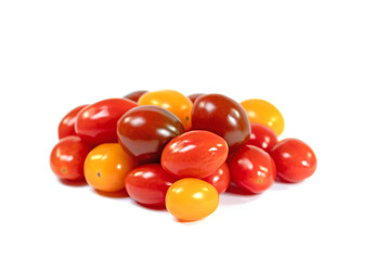 Verschiedene Minitomaten vor weißem Hintergrund