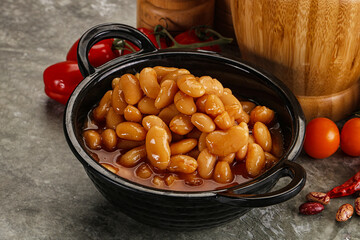 Canned beans in tomato sauce
