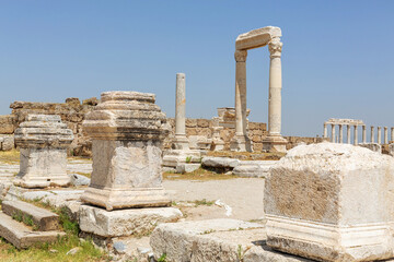 Fototapeta premium Laodicea archeological site. Ruins of an ancient temple entrance in Laodicea featuring marble columns, stone blocks, and blue sky. Denizli, Turkey (Turliye)