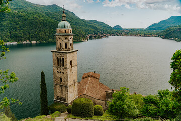 Widok na jezioro i wieżę kościoła © Katarzyna