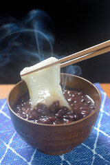 お椀に湯気の立ち昇る和食のぜんざい