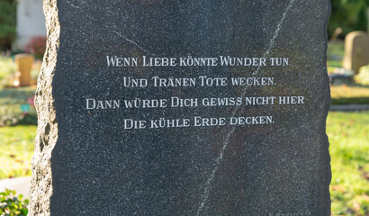 Grabstein mit einem Spruch