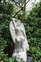 Großer Engel auf einem Grabstein