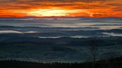 Obraz premium Sonnenuntergang bei Inversionswetterlage