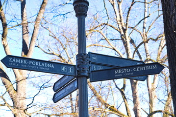 Hinweisschilder zur Orientierung in Stadtzentrum