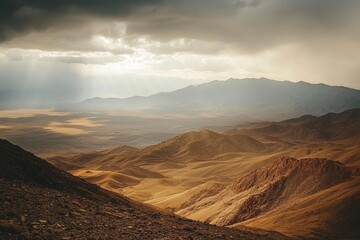 Naklejka premium A mountain range with a cloudy sky in the background