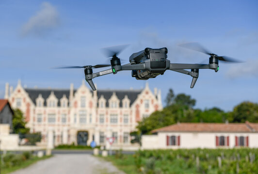  Vue drone du Chateau Cantenac Brown dans la région du Medoc, Troisième Grand Cru classe en 1855, Vignoble Bordelais 