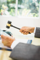 Naklejka premium Male lawyer diligently examines documents placed on his desk, demonstrating his professionalism and dedication to finding legal truth, analyzing ideas, and pursuing justice with relentless focus.