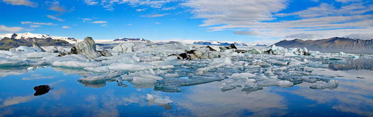 Glacial Lagoon , Iceland. The Jokulsarlon Glacier Lagoon
