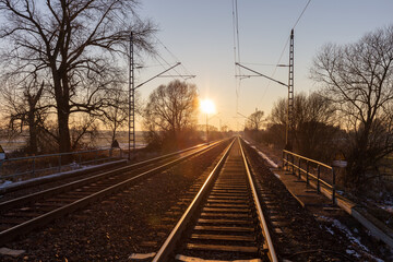 Landschaft mit Bahnschienen 