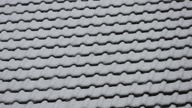 Schneefall auf Hausdach