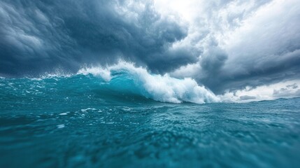 Obraz premium A large wave breaking in the middle of the ocean under a cloudy sky
