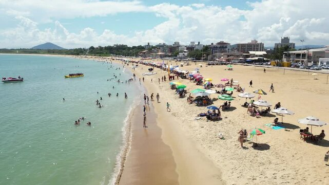 Imagem a&eacute;rea da praia de Meaipe pr&oacute;ximo as praias de Peracanga, Guaibura e Bacutia no bairro tamb&eacute;m conhecido como Enseada Azul, na cidade tur&iacute;stica de Guarapari no Esp&iacute;rito Santo, Brasil.