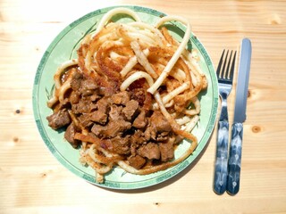 angebratene Rohrnudeln mit Gulasch