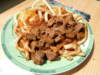 angebratene Rohrnudeln mit Gulasch