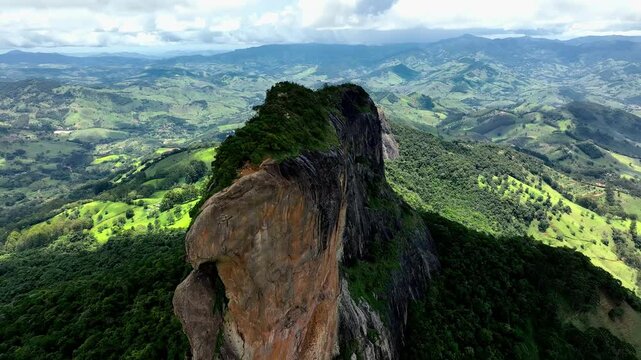 Imagem a&eacute;rea da Pedra do Ba&uacute;, localizada S&atilde;o Bento do Sapuca&iacute;. Regi&atilde;o da Serra da Mantiqueira.
