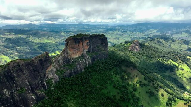 Imagem a&eacute;rea da Pedra do Ba&uacute;, localizada S&atilde;o Bento do Sapuca&iacute;. Regi&atilde;o da Serra da Mantiqueira.