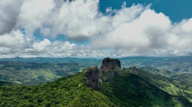 Imagem a&eacute;rea da Pedra do Ba&uacute;, localizada S&atilde;o Bento do Sapuca&iacute;. Regi&atilde;o da Serra da Mantiqueira.