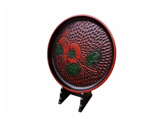 The white background in the picture is a carved wooden plate with a pattern of small and large...