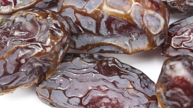 tas de Dattes Medjoul, isol&eacute;es su un fond blanc