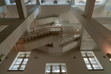 Obraz premium 幾何学的構造のモダンな階段 Geometric Structure of a Modern Staircase