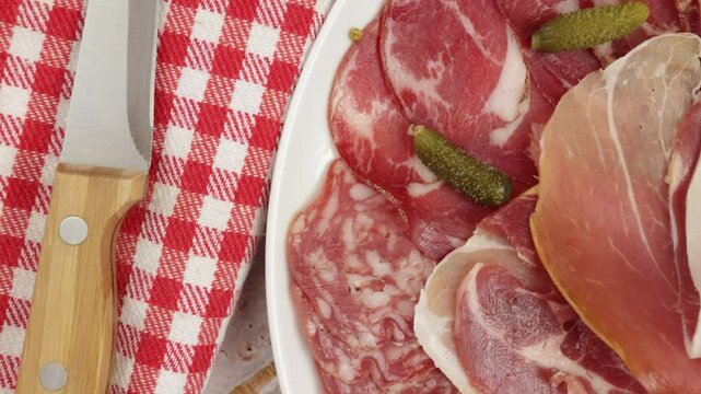 assiette de charcuteries vari&eacute;es, en gros plan