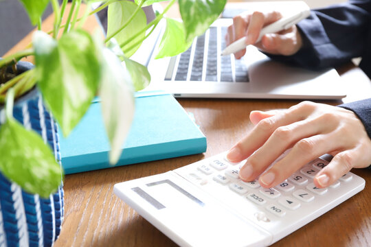 計算機を使う女性　経理、経費イメージ