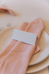 Signing the guest's place at the table during serving. Signing plate