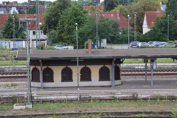 Ein Bahnsteig mit einem Wärterhäuschen aus früheren Tagen.
