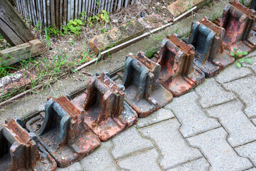 Die abgebauten Widerlager von einem ehemaligen Wassertang eines Wasserturms.