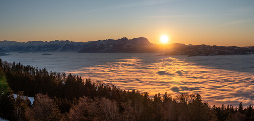 Bregenz, Österreich: Sonnenuntergang über dem Rheintal im Nebel