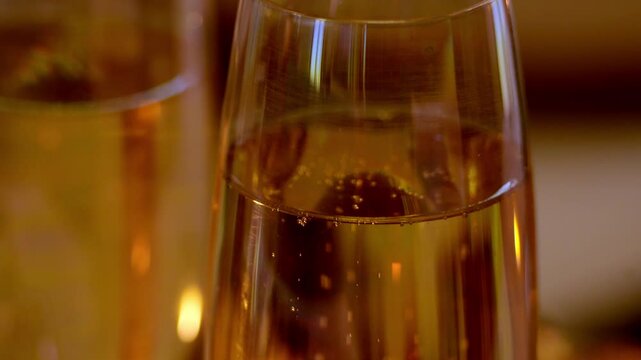 vid&eacute;o avec zoom avant sur deux coupes de champagnes, &eacute;clairage &agrave; la bougie, pour une ambiance de f&ecirc;tes et de partages, plan vid&eacute;o avec zoom arri&egrave;re