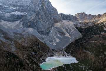 Obraz premium Lake Sorapis close to Cortina in dolomiti ampezzo italy