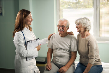 Obraz premium Young medical expert talking with senior couple during an appointment in hospital.