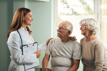 Obraz premium Young medical expert talking with senior couple during an appointment in hospital.