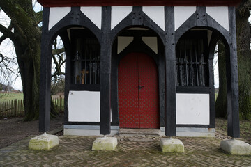 Eingang der Rochus Kapelle  in Bergisch Gladbach Sand im Winter .