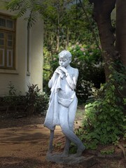 Obraz premium statue in the park with human emotions
