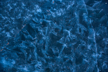 Obraz premium Ice patterns on frozen lake in winter