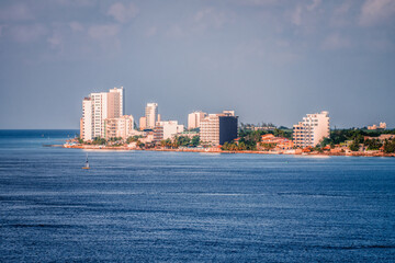 Obraz premium Caribbean Coastline Urban Serenity Meets Ocean Calm