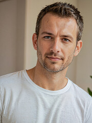 Fototapeta premium Retrato de un hombre joven blanco y apuesto vistiendo una camiseta blanca de algodón