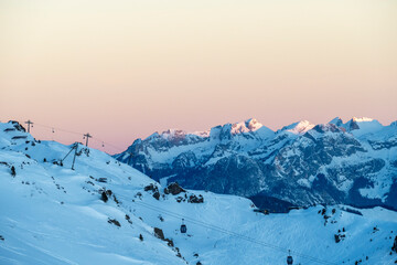 Bergpanorama Zillertal mit Morgenhimmel 