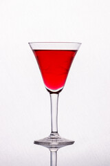 copa de bebida con un liquido colorado