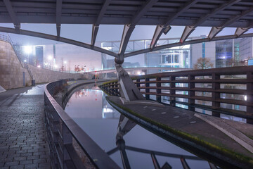 Fototapeta premium Berlin bei Nacht: Regierungsviertel - Blick durch die Kronprinzenbrücke auf Paul Löbe Haus & Reichstag im Hintergrund