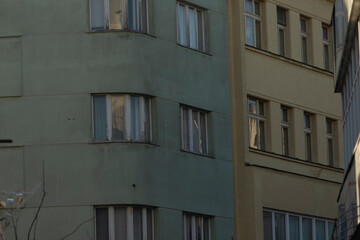 Facade of a residential building with windows, showcasing modern urban design. The architecture reflects functionality and aesthetics, blending seamlessly into the urban landscape.