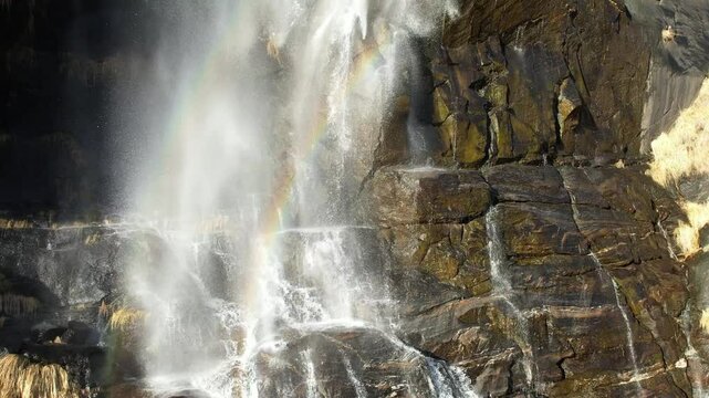 Acqua di cascata