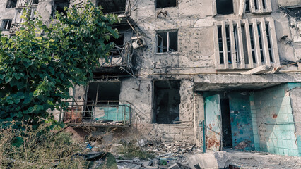 Fototapeta na wymiar destroyed and burned houses in the city in Ukraine