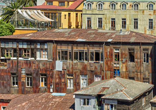 Fachadas de casa  y edificios viejos, en cerros de Valpara&iacute;so, Quinta Regi&oacute;n, Chile, Sudam&eacute;rica