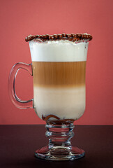 Cappuccino, bebida quente a base de café e chocolate