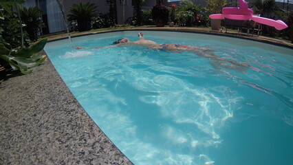 homem relaxa em piscina no verão 