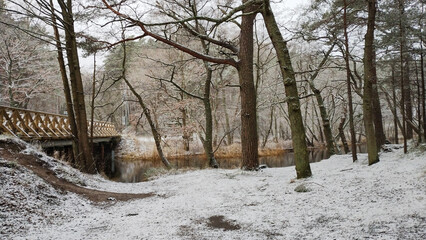 Dębki zimą. Most na rzece Piaśnicy.